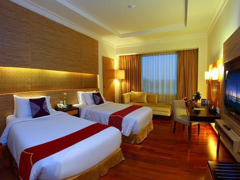 Premier Basko Hotel Padang  Exterior photo