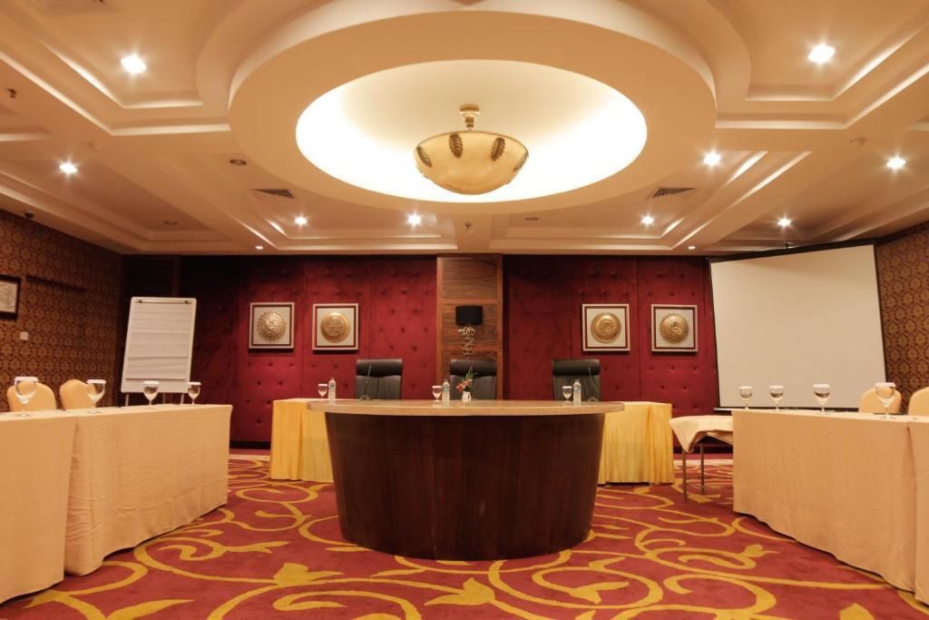 Premier Basko Hotel Padang  Exterior photo